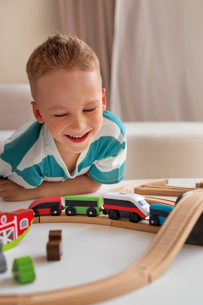 Foto bambini che giocano in spazi tranquilli e accoglienti