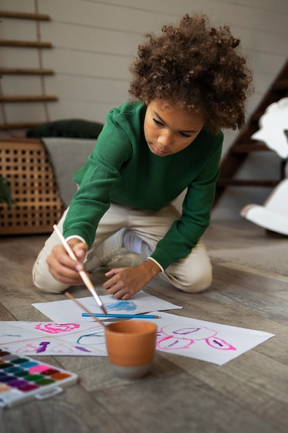 Foto bambini che giocano in spazi tranquilli e accoglienti