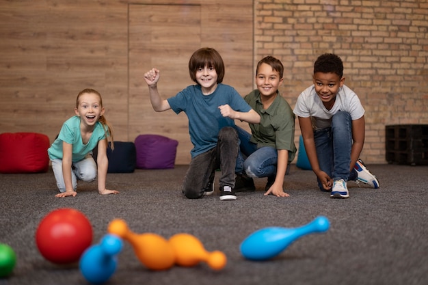 写真 ボウリングのフルショットをしている子供たち