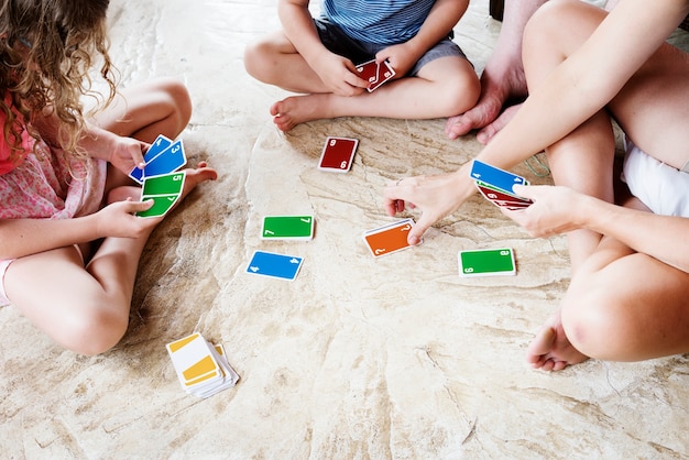 Фото Дети играют в карты на полу