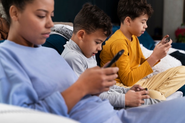 Foto bambini che giocano in una casa sporca