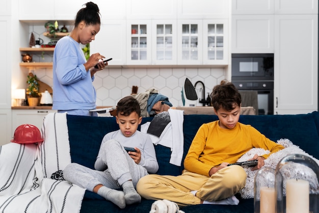 Foto bambini che giocano in una casa sporca