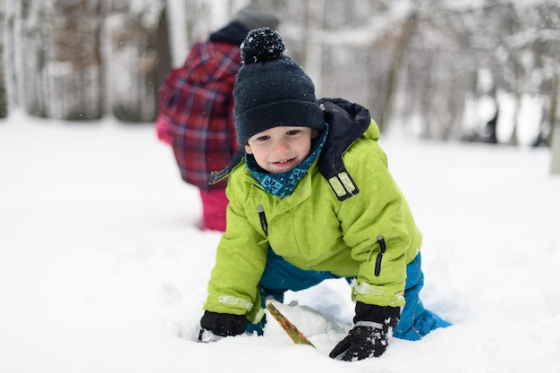 写真 冬に雪で遊ぶ子供たち