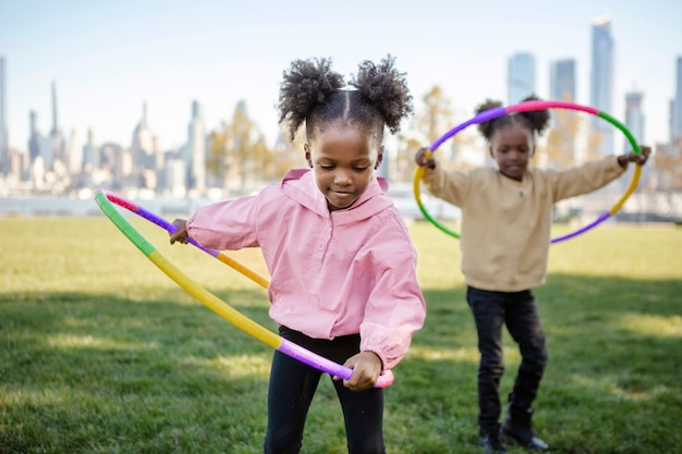 Фото Дети, играющие на открытом воздухе