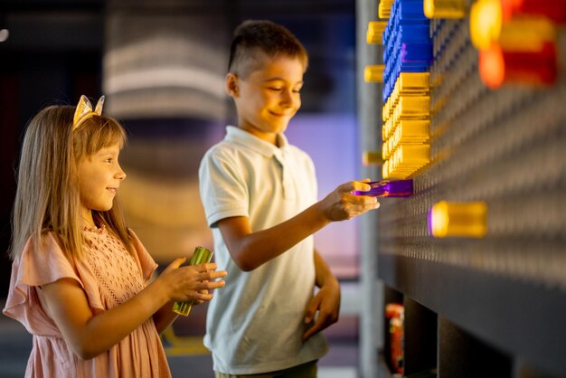 Foto bambini che giocano nel museo della scienza