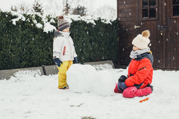 Photo kids playing on snow outdoors