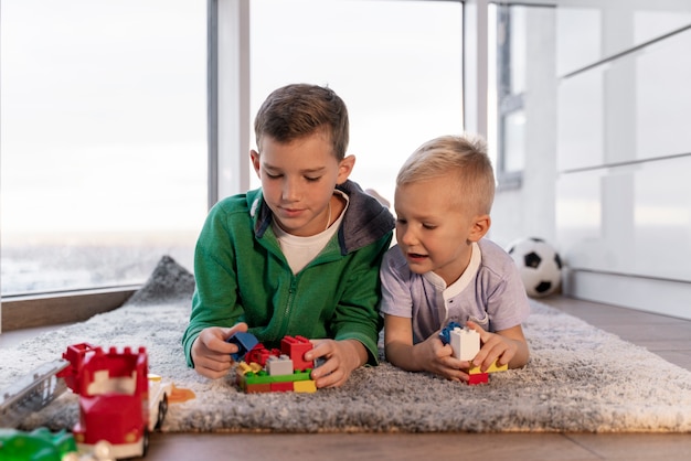 Foto bambini che giocano nella loro stanza