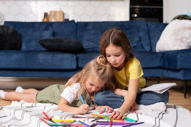 Foto bambini che giocano insieme