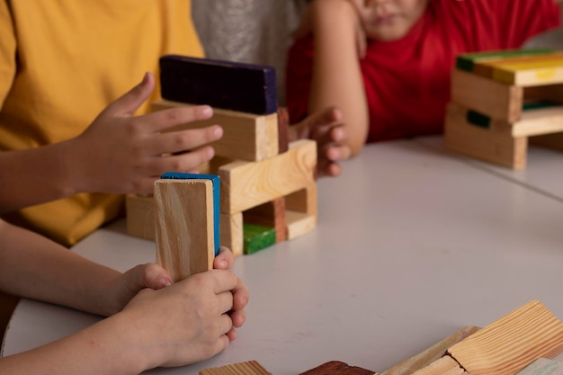 写真 色とりどりの木製のおもちゃブロックで遊んでいる子供たち