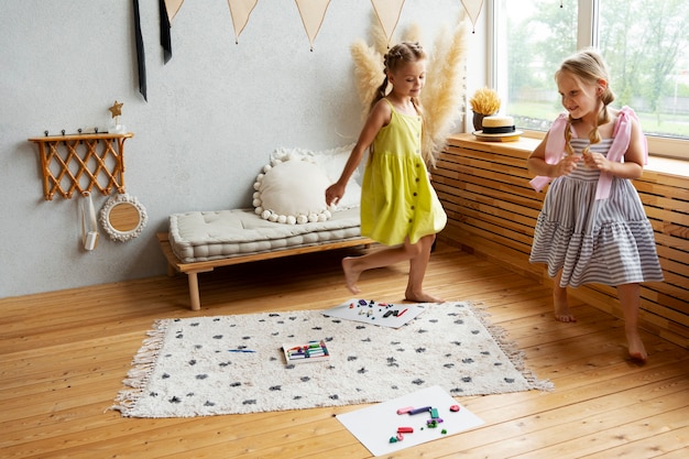 Foto bambini che giocano con la pasta da gioco