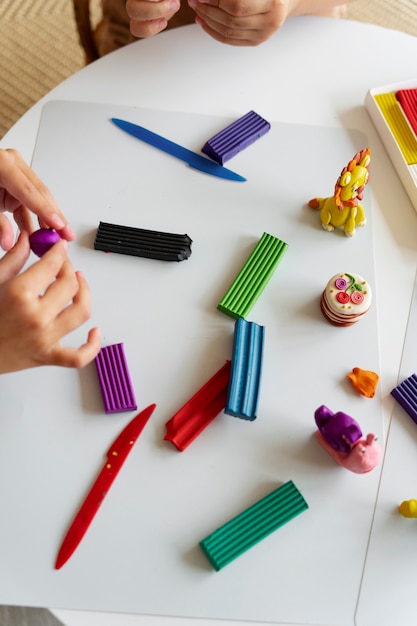 Foto bambini che giocano con la pasta da gioco