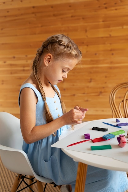 Foto bambini che giocano con la pasta da gioco