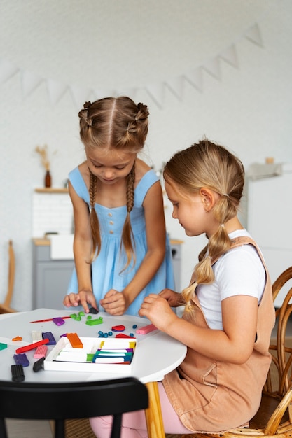 Foto bambini che giocano con la pasta da gioco