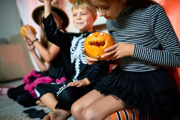 ハロウィーンのカボチャで遊ぶ子供たち