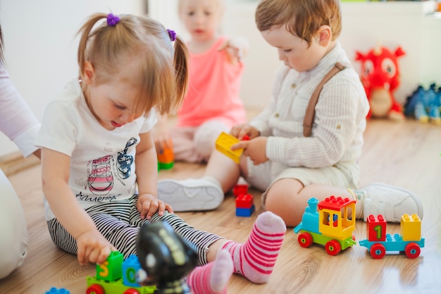 Bambini in sala giochi sul pavimento