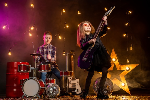 Bambini che fingono di essere una rock band