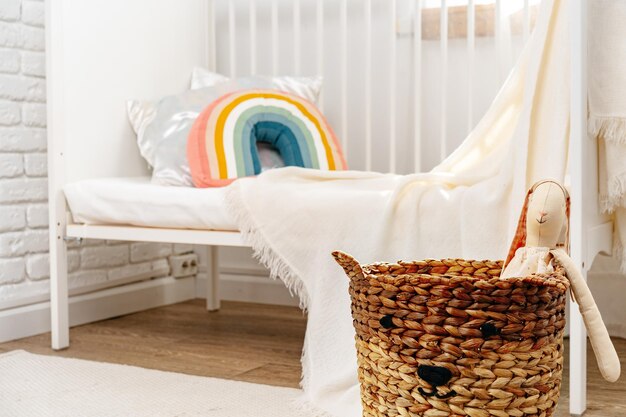 Фото Интерьер детской комнаты с удобной кроватью и радужной подушкой