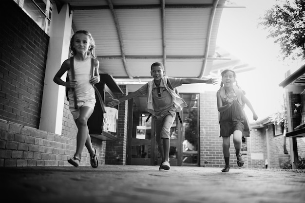 Дети бегают в школьном коридоре
