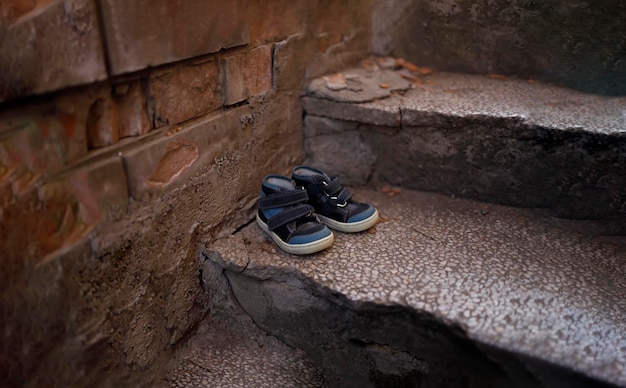 Scarpe per bambini che rappresentano vittime civili in una zona di guerra attiva