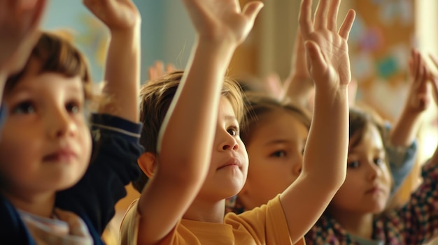 Foto ragazzi che mostrano le mani durante una lezione in una scuola elementare