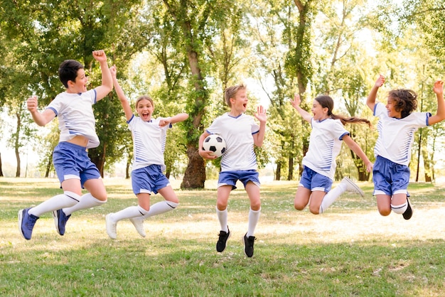 Photo kids in sportswear jumping