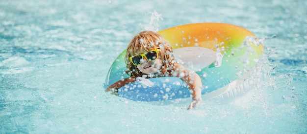 キッズ夏の週末アクアパークの男の子スイミングプール夏休み