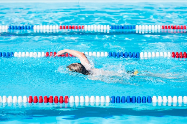 I bambini si incontrano nella piscina all'aperto durante l'estate.