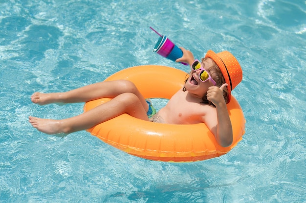 Bambini che nuotano e giocano in piscina bambini che giocano in piscina moda estiva ritratto per bambini vacanze in un resort tropicale costumi da bagno per bambini riposo estivo e relax