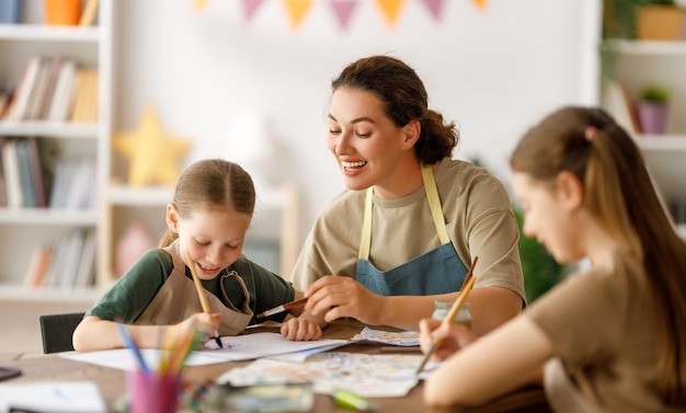 Foto bambini e insegnante al corso d'arte