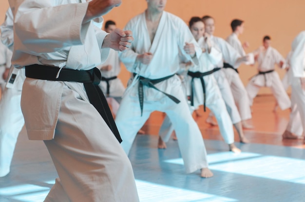 Allenamento per bambini sul karatedo banner con spazio per testo per pagine web o stampa pubblicitaria foto senza volti