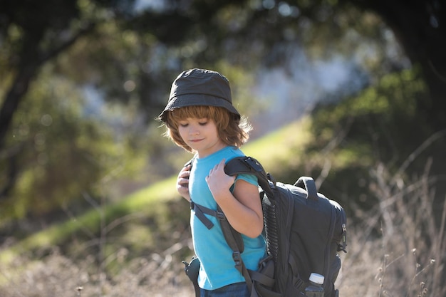 Photo kids with backpack hiking boy child local tourist goes on a local hike