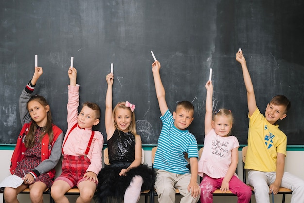 Photo kids with chalk together