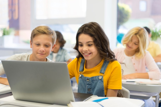 Foto bambini con laptop a scuola