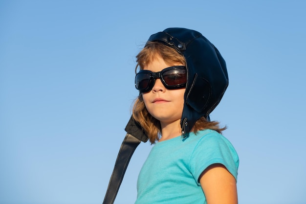 Дети с пилотным шлемом и очками крупным планом портрет милой детской мечты