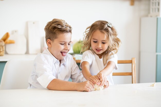 自宅でケーキ生地を準備する子供たち