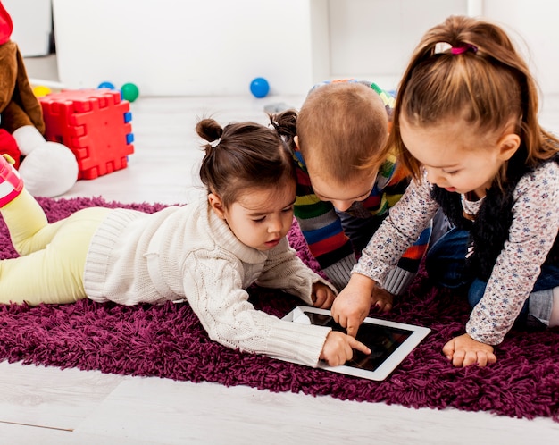 子供たちとタブレット