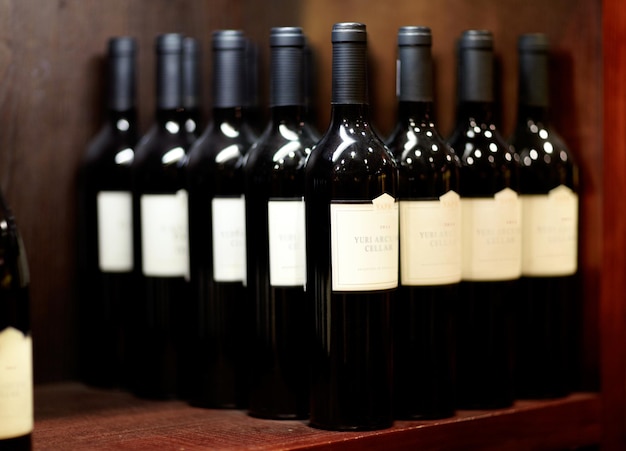 Kies je favoriete Shot van enkele flessen wijn op een plank in een wijnkelder