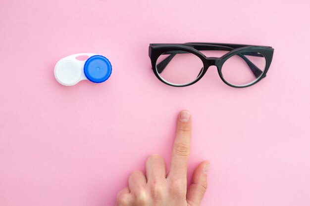 Kies tussen een bril en contactlenzen vanwege slecht, wazig zien en bijziendheid. Oog zorg