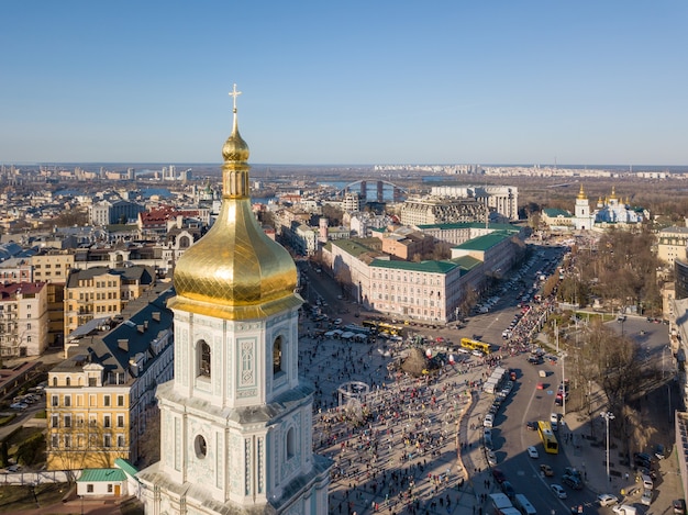 Kiev City skyline luchtfoto op drone. Bovenaanzicht op Sophia Square en St. Sophia toren in de stad Kiev, Oekraïne.