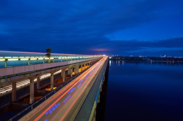 Kiev Metro-brug in de avond