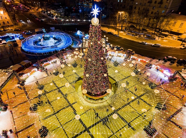 Kiev, Oekraïne - 02,2021 januari: Bovenaanzicht van de belangrijkste nieuwjaarsboom van Oekraïne op het Sophia-plein in Kiev. Belfort van de oude Sophia-kathedraal op de achtergrond. Schilderachtige winteravond. Hoge kwaliteit foto