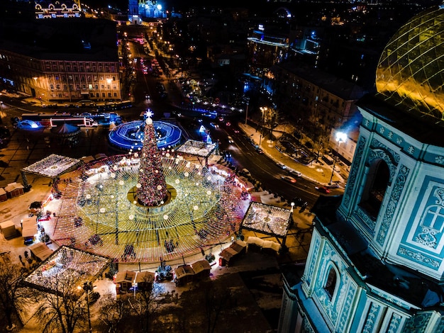 Kiev, Oekraïne - 02,2021 januari: Bovenaanzicht van de belangrijkste nieuwjaarsboom van Oekraïne op het Sophia-plein in Kiev. Belfort van de oude Sophia-kathedraal op de achtergrond. Schilderachtige winteravond. Hoge kwaliteit foto