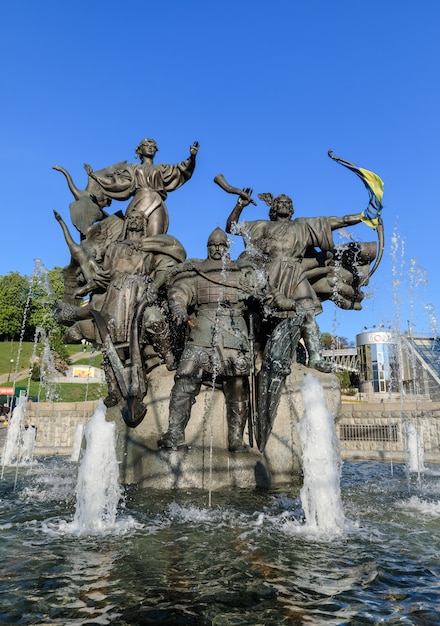 Kiev, Oekraïne - 03 mei 2017: Standbeeld van de oprichters van Kiev op het Onafhankelijkheidsplein. Kyi, Shchek en Khoryv zijn de drie legendarische broers, soms samen met hun zus Lybid . genoemd