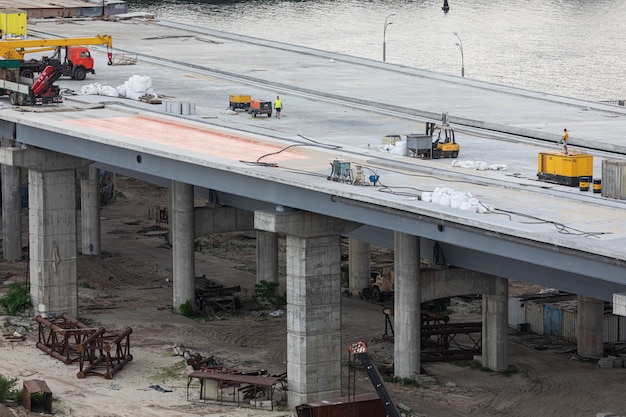 Kiev, Oekraïne - 04 juni 2019: Bouw van de Podolsky-brug in Kiev. Aanleg verkeersader. Bouw van de brug over de rivier