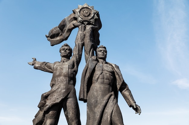 Kiev, Oekraïne - 05 mei 2017: Sovjetmonument gewijd aan Russisch-Oekraïense vriendschap onder de People's Friendship Arc