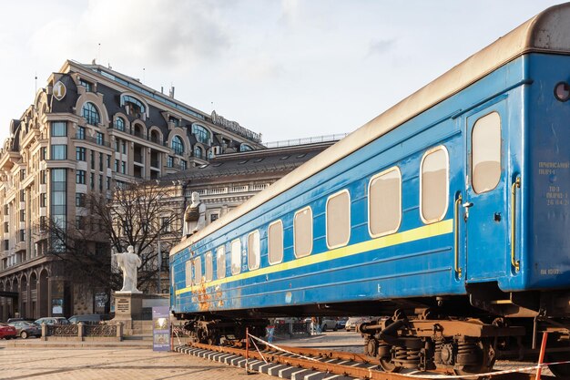 KIEV Oekraïne 10 november 2023 Een geschoten evacuatiewagon is te zien op het Mykhailivska-plein in Kiev