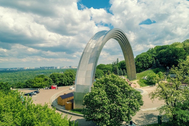 Kiev, Oekraïne 1352018 The People's Friendship Arch Arka druzhby narodiv monument Aeriel view