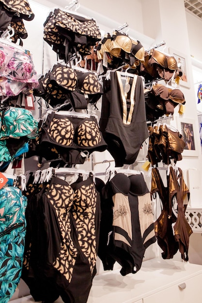 Kiev, Oekraïne, 15 mei 2019 Damesondergoed Lingerie op rek Winkelwinkel