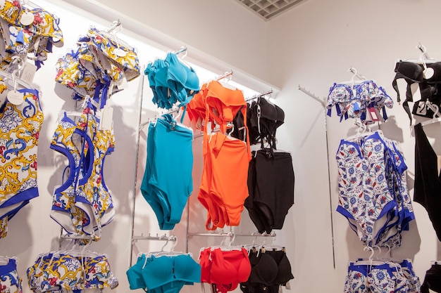 Kiev, oekraïne, 15 mei 2019 damesondergoed lingerie op rek winkelwinkel