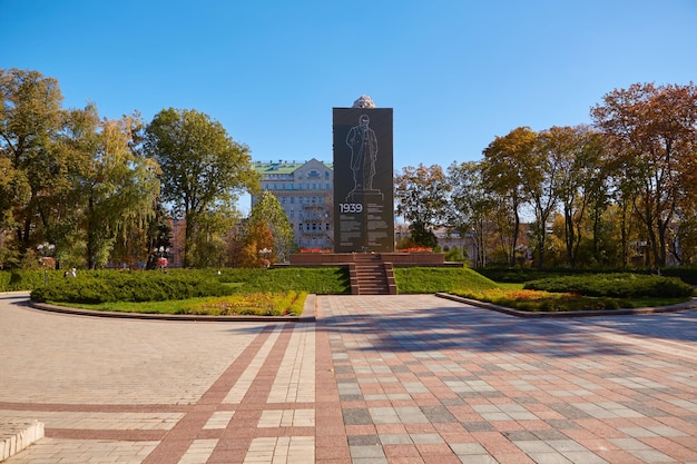 Kiev Oekraïne 16 oktober 2022 Monument voor Taras Shevchenko beschermd tegen de bombardementen in Shevchenko Park in oorlogstijd